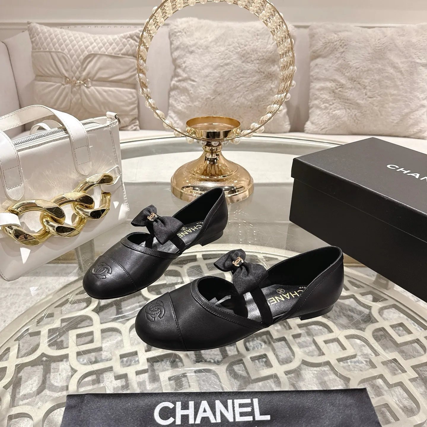 👟👟Ex-factory price 560👟👟 Leather surface [purchasing-grade quality] CHANEL Xiaoxiang 25/A new summer bow-tie shoes 💃 This pair of loafers is really breathtakingly beautiful! Made of cowhide fabric + imported mesh, every detail exudes a sense of high-end ~ classic bow design, Italian genuine leather sole, comfortable and classy on the feet, a perfect must-have for fairies!  🌟 All counters are from the same source! All materials are customized according to the original 1:1, and are developed and patterned from genuine products. The quality is absolutely assured ~ a classic that must be bought every year, a versatile artifact that looks great whether paired with skirts or jeans!  💖 The perfect finishing touch for summer outfits, sisters, just do it! 👉 Fabric: Imported sheepskin Lining: Imported sheepskin Outsole: Private molded outsole Code number: 35-40 (41 customized, non-returnable) Leather surface